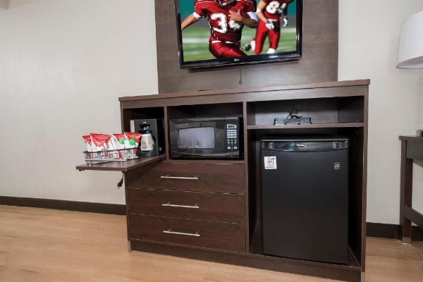 Red Roof PLUS+ & Suites Knoxville West-Cedar Bluff image 16