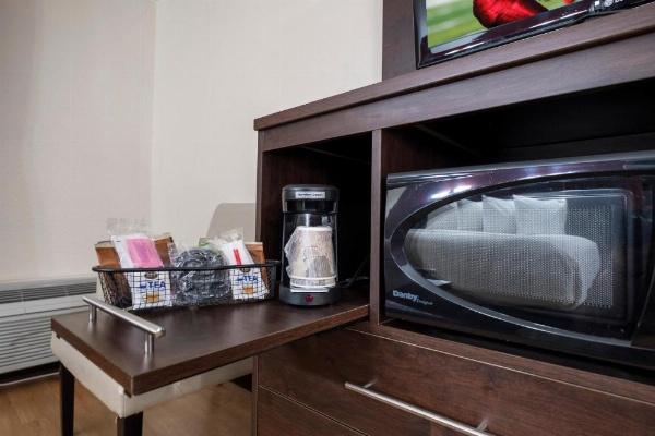 Red Roof PLUS+ & Suites Knoxville West-Cedar Bluff image 17