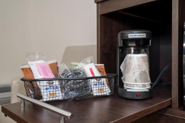 Red Roof PLUS+ & Suites Knoxville West-Cedar Bluff image 18