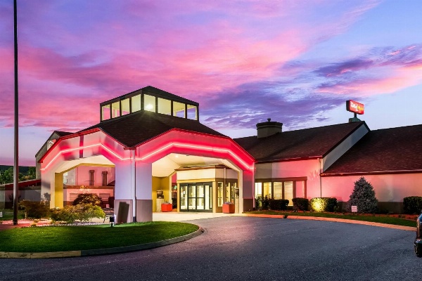 Red Roof PLUS+ & Suites Knoxville West-Cedar Bluff image 5